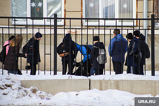 Ученики курганской школы по пути домой преодолевают забор