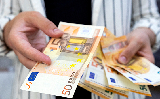 Евро упал до минимума к доллару за 20 лет