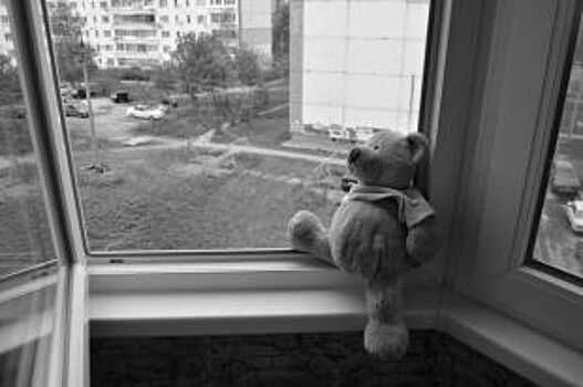В Новосибирске маленькие дети выпадают из окон