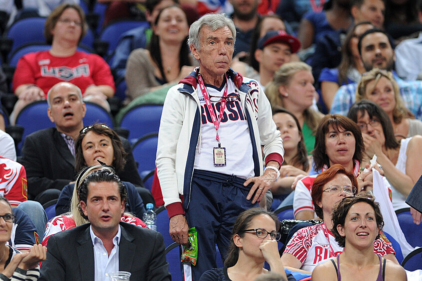 Телеведущий Юрий Николаев на трибуне на XXX летних Олимпийских играх в Лондоне, 2012 год