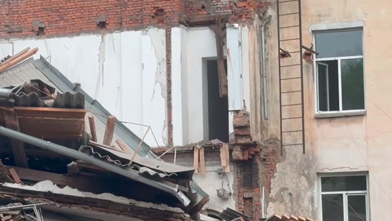 В школе Приморья во время капремонта обрушился спортзал