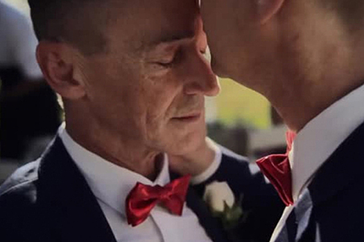 Apple разрекламировала пляшущих на своей свадьбе геев и лесбиянок
