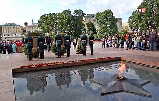 Собянин возложил цветы и венки к Могиле Неизвестного солдата