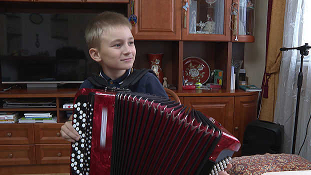 Музыкант-самоучка: 13-летний калининградец гастролирует с баяном по области