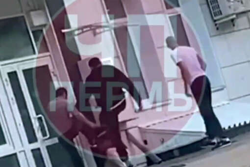 На видео попало, как в Перми избили водителя ногами из-за конфликта на парковке