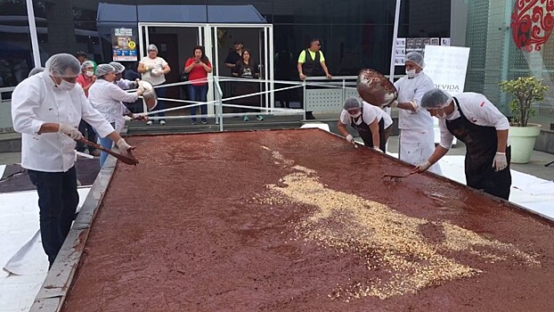 Гигантские шоколадка, лепёшка и пирог: в Перу, Гондурасе и Боснии попытались установить мировой рекорд