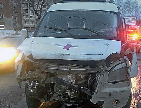 В Новосибирске произошло ДТП с участием грузовика и «скорой»