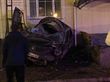 В Калуге иномарка врезалась в здание аптеки