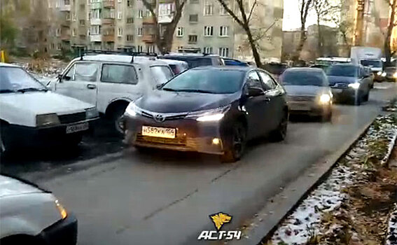 Две упрямых автоледи устроили коллапс во дворе