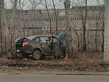 В Красноярске подросток на машине врезался в дерево, есть пострадавшие