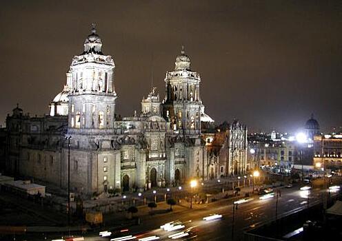 В Мехико удар молнии повредил древний Кафедральный собор