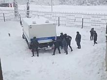 Восемь полицейских не смогли вытолкать увязший в снегу у саратовского суда автозак