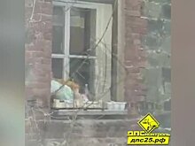 Во Владивостоке мать выгуливала младенца, привязав его к карнизу