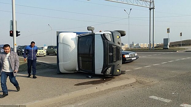 ГАЗель отбросило на тротуар после столкновения с грузовиком в Алматы