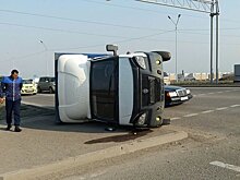 ГАЗель отбросило на тротуар после столкновения с грузовиком в Алматы