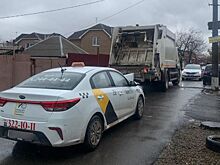 Такси сбило пешехода и врезалось в мусоровоз в Ростове