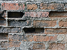 Огромная стена рухнула на автомобили в Уфе