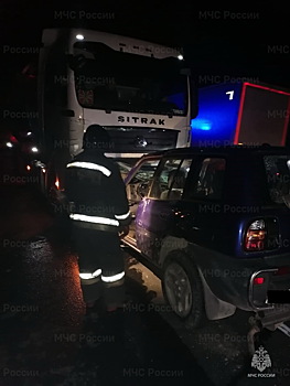 Водитель легковушки погиб, выехав на встречку