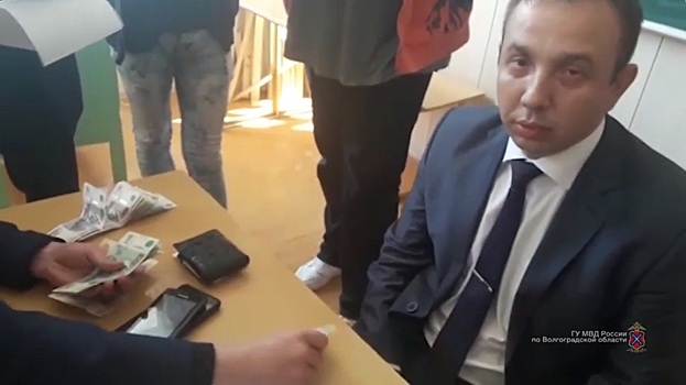 Преподавателя Волгоградского аграрного университета задержали при получении взятки