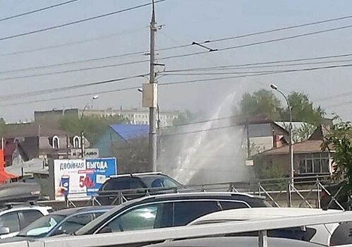 Фонтан из-под земли забил рядом с Ипподромской магистралью в Новосибирске