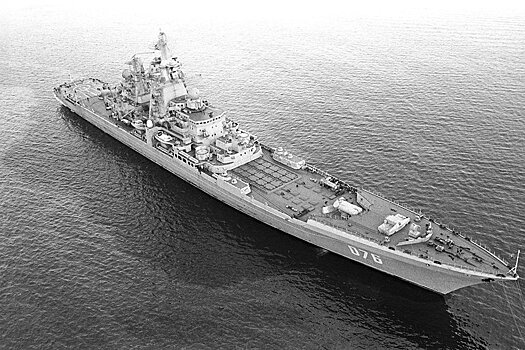 Тяжелый атомный ракетный крейсер "Киров" вошел в строй 40 лет назад