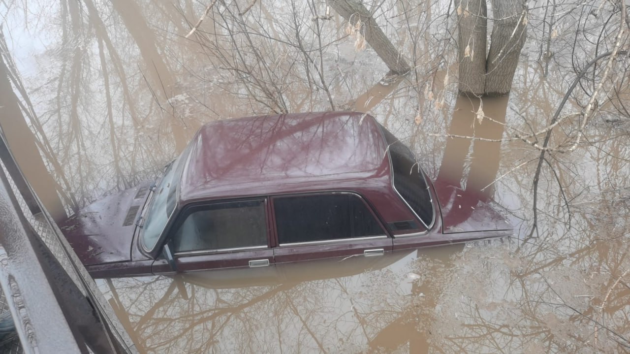 В Оренбурге в поселке Каргала в овраге с талыми водами нашли угнанный автомобиль