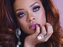 Как мумия в стразах: Рианна удивила поклонников необычным нарядом