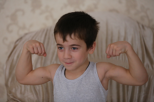 Шестилетний Рахим из Чечни вновь побил рекорд по отжиманиям