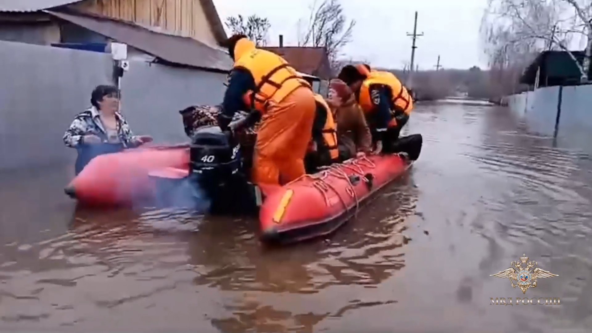 Сотрудники полиции приходят на помощь пострадавшим в результате наводнения