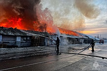В Абакане горит склад на площади 1,5 тысячи квадратных метров