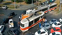 КамАЗ врезался в два трамвая в Самаре: видео с места аварии