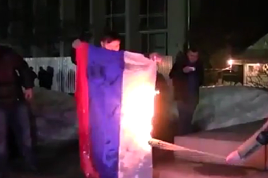 В Черкассах националисты сожгли во время шествия флаг РФ