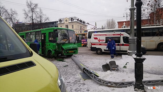 Дорожное видео недели: залет маршрутки в столб, двигатель, уехавший с места аварии, и ёлка из авто
