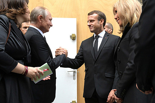 Кто "сливает" в СМИ разговоры Путина и Макрона?