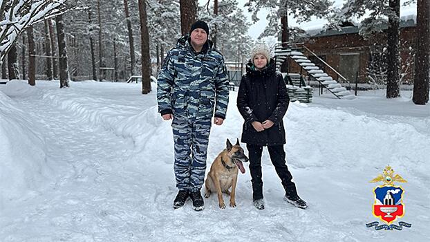 В Алтайском крае полицейские исполнили мечту школьницы, проведя ей экскурсию по питомнику служебных собак