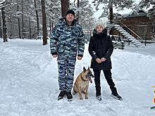В Алтайском крае полицейские исполнили мечту школьницы, проведя ей экскурсию по питомнику служебных собак