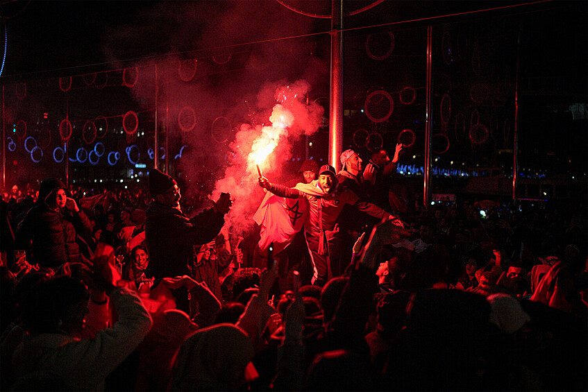 Фанаты сборной Марокко празднуют победу над сборной Испании на чемпионате мира в Катаре, Марсель, Франция, 6 декабря 2022 года