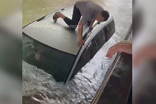 Водитель утонувшей во время ливня в Москве машины рассказал, как ему удалось спастись