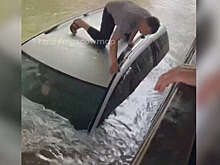 Водитель утонувшей во время ливня в Москве машины рассказал, как ему удалось спастись