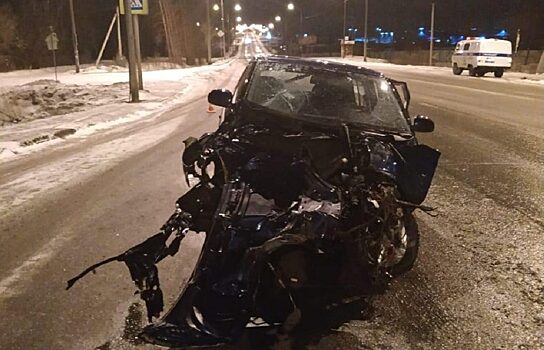 В Нижнем Тагиле девушка-водитель въехала на скорости в фонарный столб