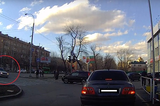 От удара байкер сделал сальто в воздухе: в Сети появилось видео с ДТП на Червишевском тракте