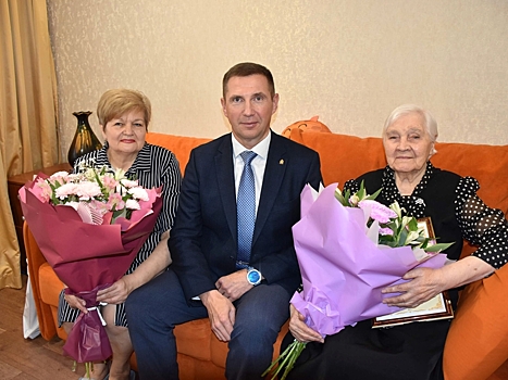 Олег Денисов поздравил Анастасию Никитину со 102-летием