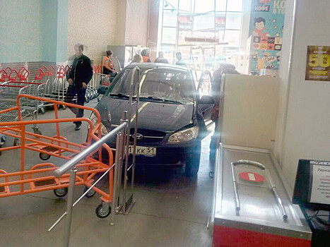 В Мурманске водитель перепутал педали и въехал на машине в магазин