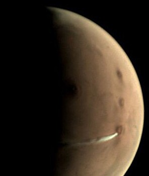На Марсе второй месяц не исчезает странное облачко