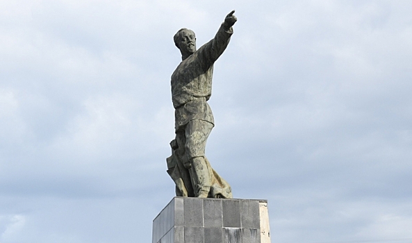 Скульптуру Феликса Дзержинского вывезли из Волгограда для реставрации