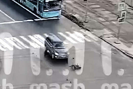 На видео попало, как школьник отлетел от сбившей его машины в Петербурге