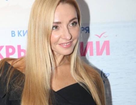 «Что-то очень красивое»: Навка в алых брюках и молочном свитере появилась на ГУМ-катке с мужем Заворотнюк