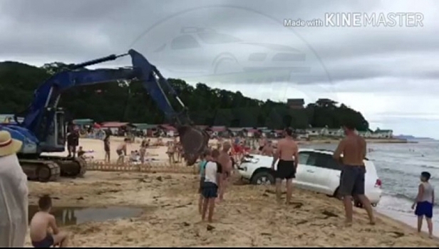 Новенький Toyota Land Cruiser Prado едва не ушел под воду на популярном пляже Приморья