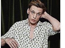 Звезда «Сумерек» Джейми Кэмпбелл Бауэр расстался с дочерью Фила Коллинза после шести лет романа