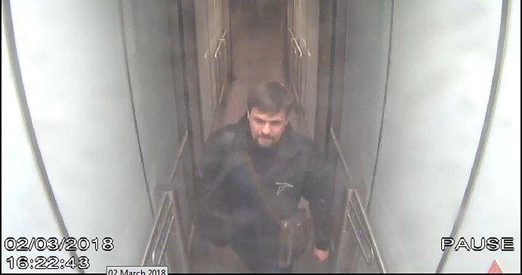  По данным Скотленд-Ярда, в 15.00 2 марта (17.00 мск) подозреваемые прилетели в Лондон из Москвы рейсом «Аэрофлота». В аэропорту они сели в поезд и в 17.40 (19.40 мск) прибыли на железнодорожный вокзал «Виктория» в центре Лондона
